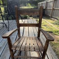 Mecedora vintage marrón de madera para niños, sillón de asiento de listones con marco de madera