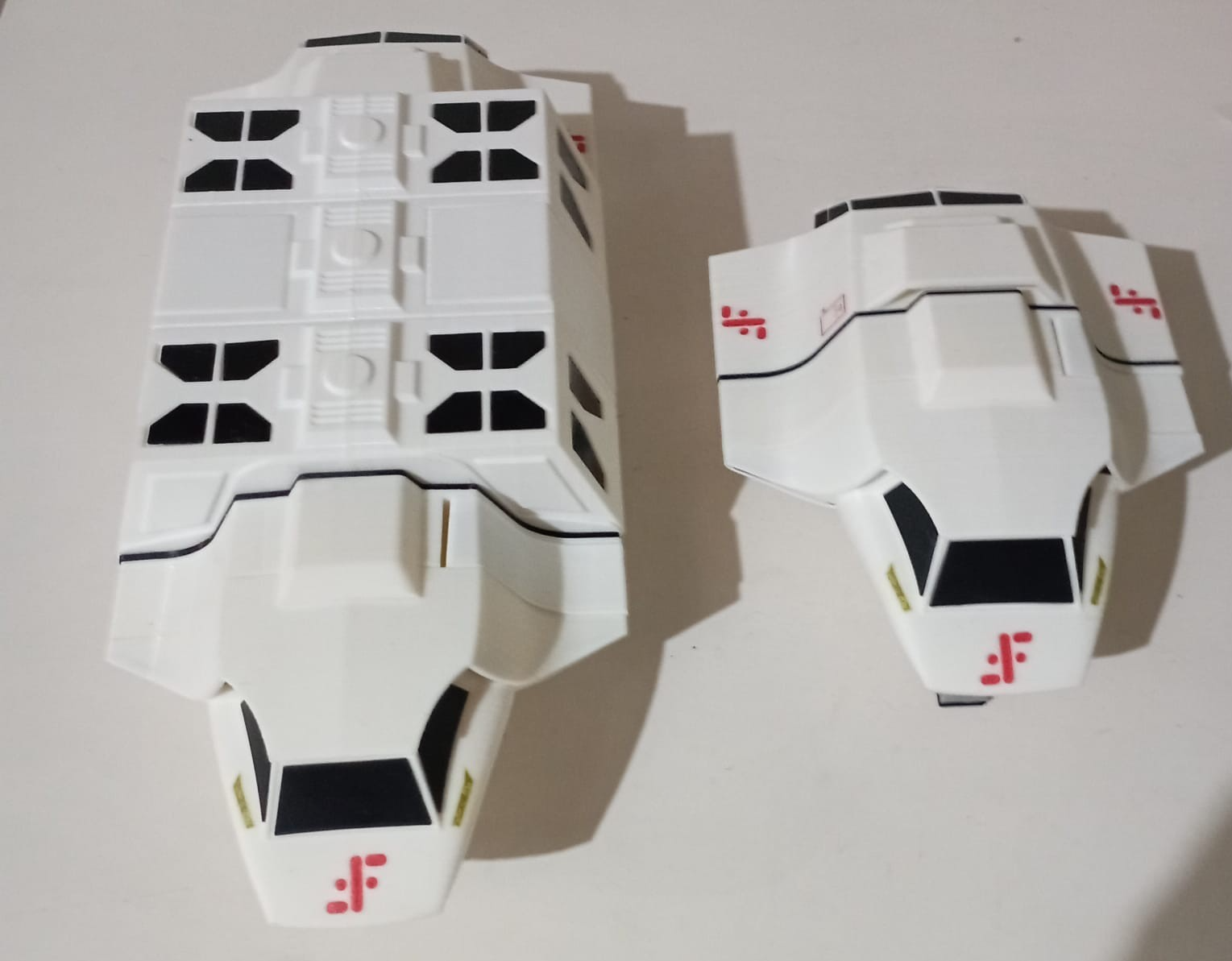 Set V  Visitors Skyfighter and Squadship 1/24 scale model with open gates