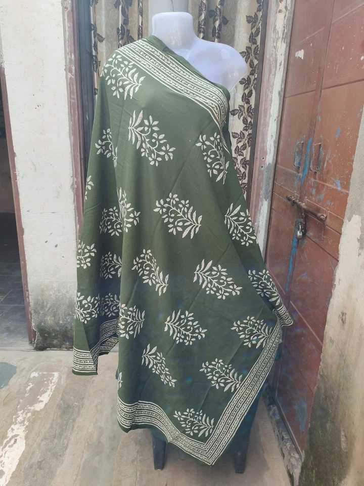 Sarong de algodón con estampado floral verde hecho a mano: envoltura de playa boho, bufanda de mujer, Foto 4 de 4