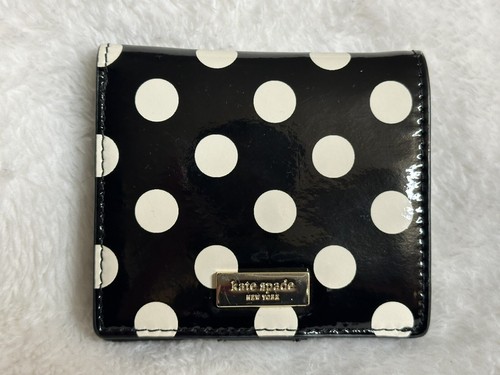 Portafoglio piccolo Kate Spade nero con pois bianchi chiaro ID finestra zip moneta - Foto 1 di 12