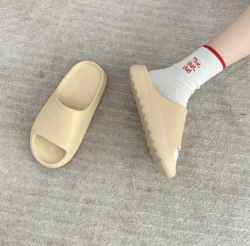 Ciabatte Slide Light Bone Modello Yeezy 44/45 (28 Cm). - Foto 3 di 6