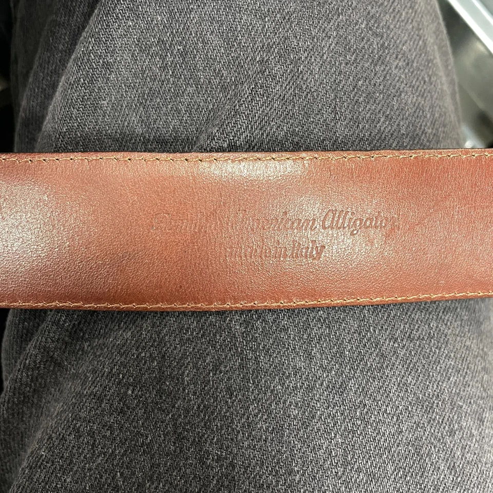 Cinturón con hebilla pequeño de cuero negro brillante para mujer Calvin Klein tono plateado Foto 4 de 4