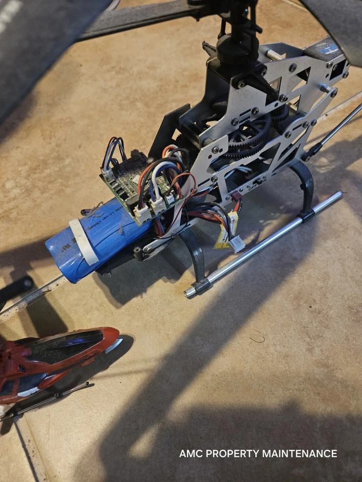 22 Inches Dual Blade Helicopter With Remote. With (Mini Helicopter -no Remote) - Image 4 of 4