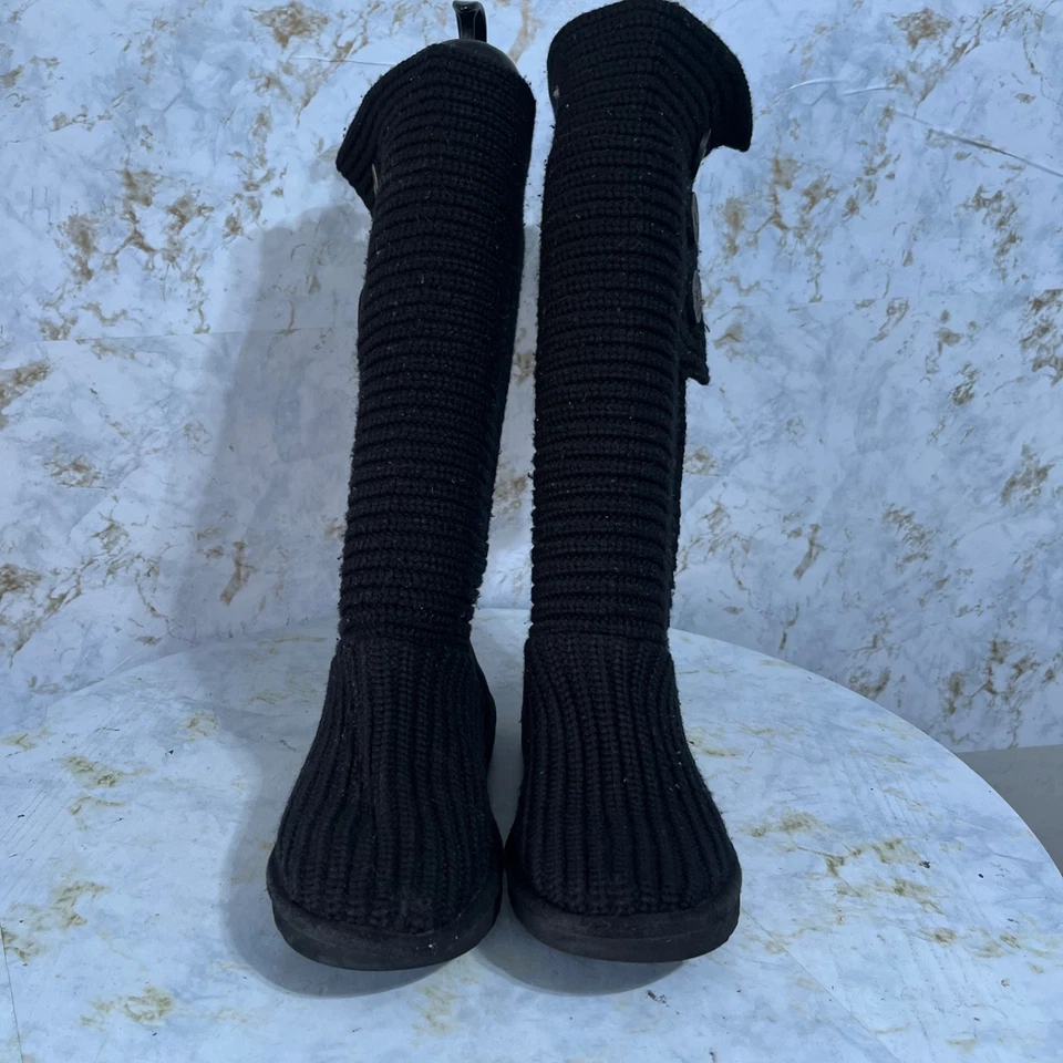 Bota UGG Classic Cardy Feminina Tamanho 7M Malha Preta Conforto Joelho Alta Moda - Imagem 2 de 4