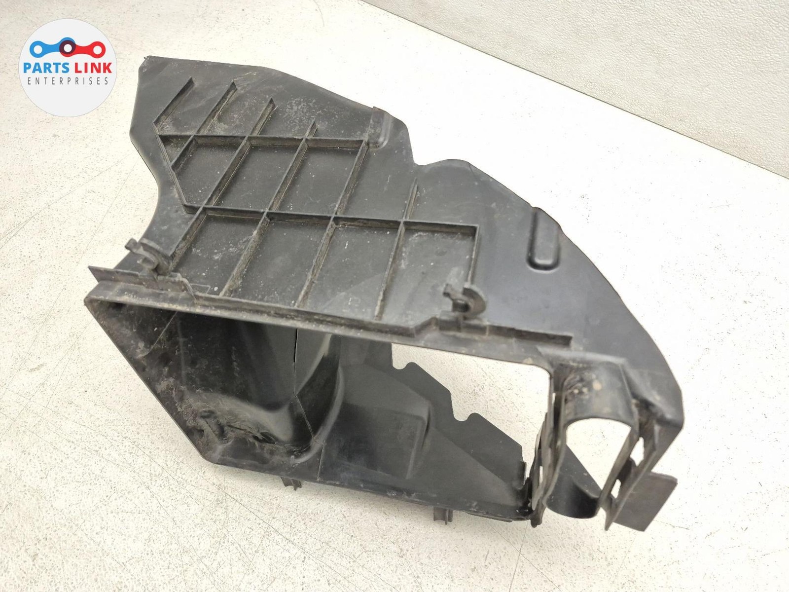 2016-20 BENTLEY BENTAYGA FRONT LEFT AIR DUCT SHROUD GUIDE AUX RADIATOR VENT 636