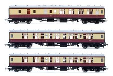 HORNBY 'OO' GAUGE R4205A/06A RAKE OF 3 BR MK1 1X BRAKE & 2X COMPOSITE COACHES