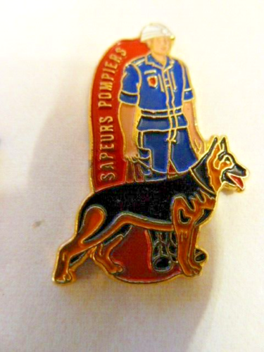 PIN'S CHIENS / BERGER ALLEMAND  / EQUIPE CYNOPHILE POMPIERS /  /RARE - Afbeelding 1 van 1