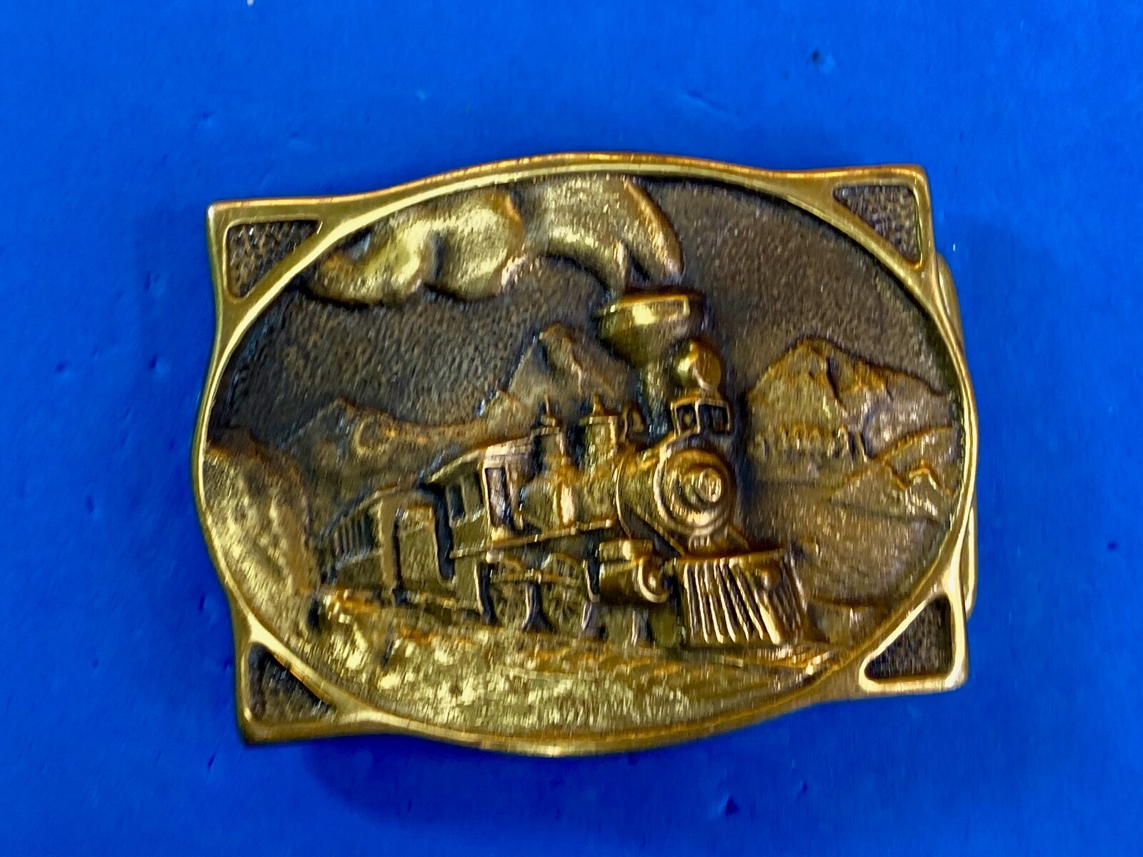 как выглядит Locomotive Train Tracks Western Rail Road Belt Buckle Registered Collection фото