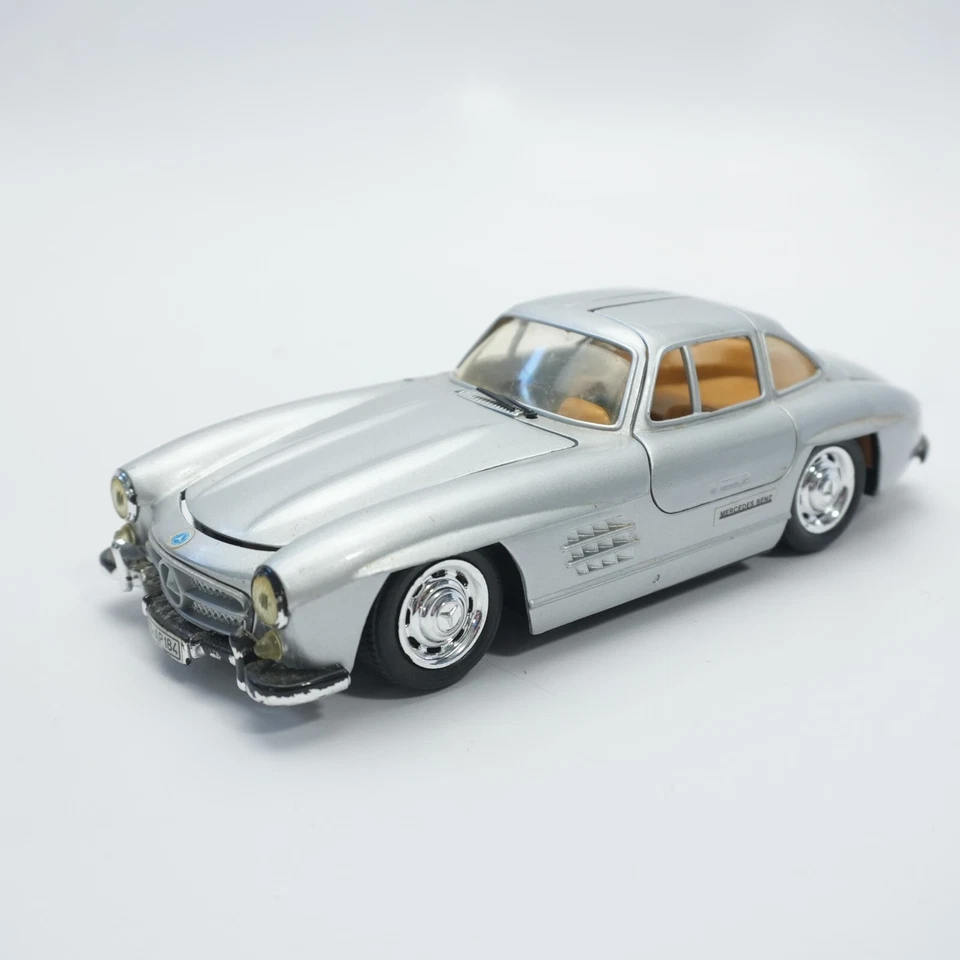 Revell 1954 Mercedes-Benz 300 SL Gullwing Diecast Metal Model Car 1:24 Scale - Image 2 of 4