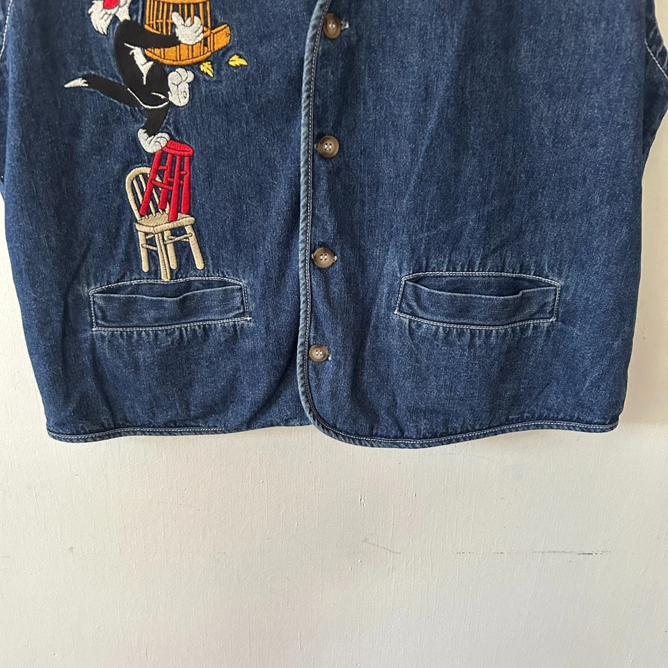 Жилет женский Warner Bros Looney Tunes с большими карманами джинсовый с v-образным вырезом винтажный - Изображение 2 из 4