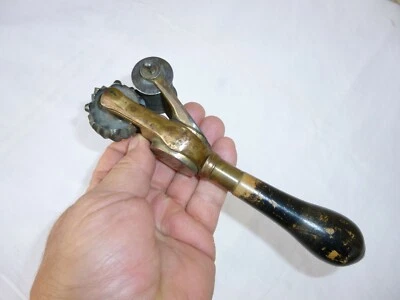 ROULEAU A FESTONNER FESTONNEUR A MOLETTE TAMPON ENCREUR BRODERIE ?  L' EXPRESS - Photo 1/4