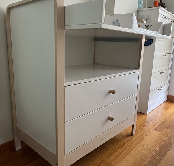 Cómoda cambiador IKEA ÄLSKVÄRD + colchoneta (como nueva)