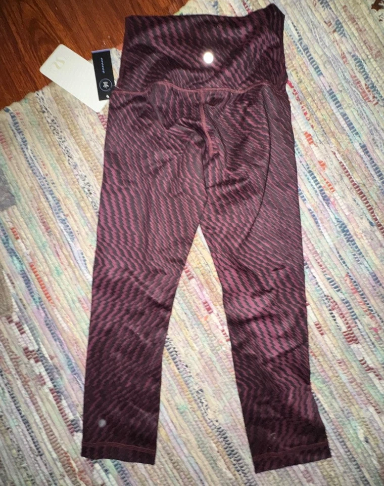 全新带标签 Lululemon Wunder Under Crop III SFTR 尺寸 4 波尔多红葡萄 — 第 3/4 张图片