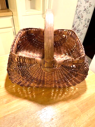 LATE 1800S EARLY 1900S WOVEN BUTTOCKS BASKET WITH WOODEN HANDLE TWO TONE COLOR