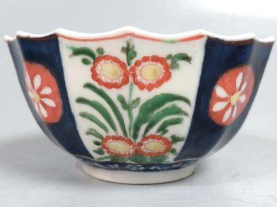 Antique 18th Century Worcester Porcelain Tea Bowl - Imari Palette Decor