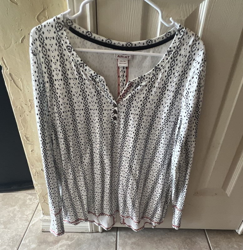 Ariat Women’s White/Black Geometric V-Neck Button-Up Long Sleeve Blouse XL