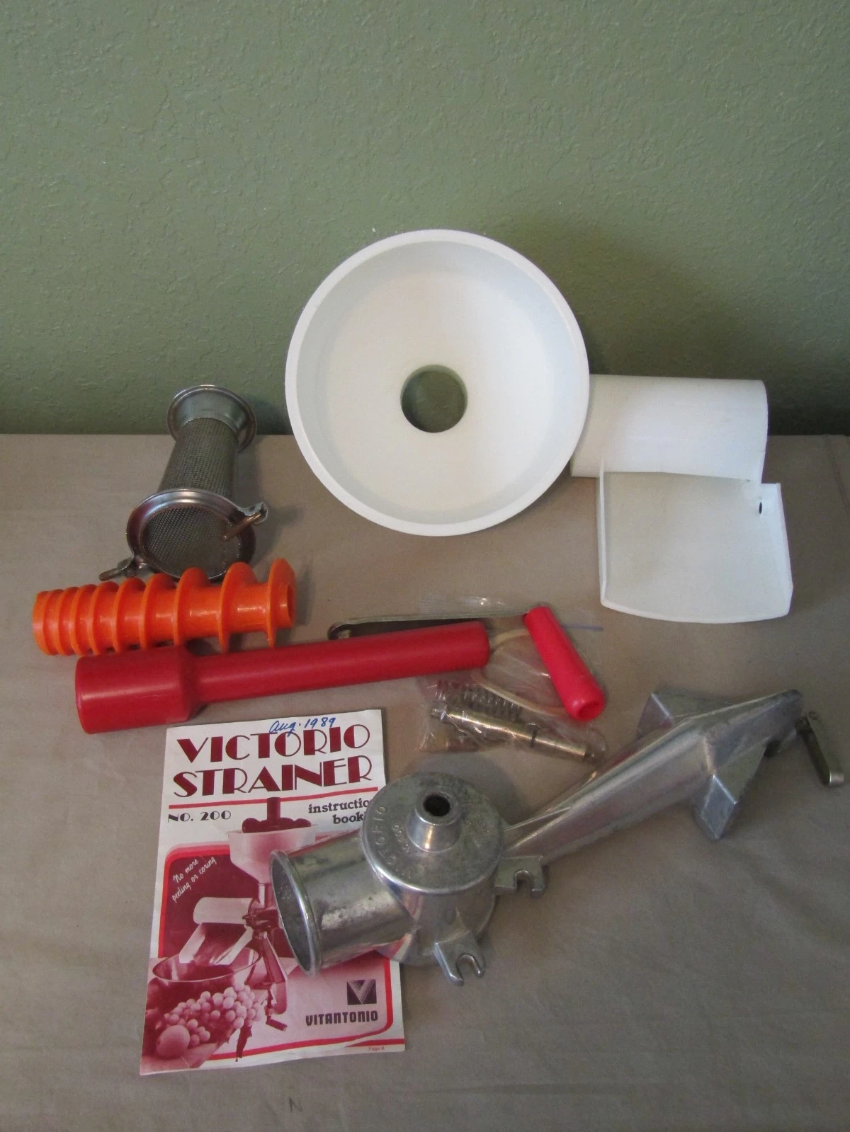 VICTORIO Strainer #200 W Manual EUC Clean Make Baby food and More