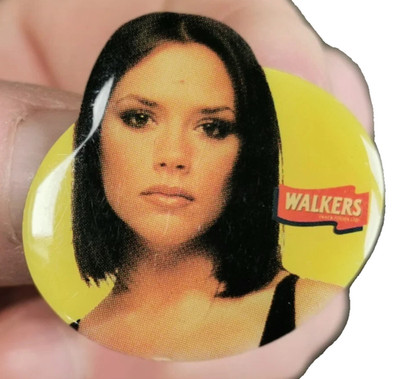 A Vintage Walkers Chips POSH SPICE Emaille Metall Pin Anstecker