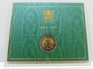 RARA MONETA DA 2 EURO COMMEM. VATICANO 2010 "ANNO SACERDOTALE" IN FOLDER FDC