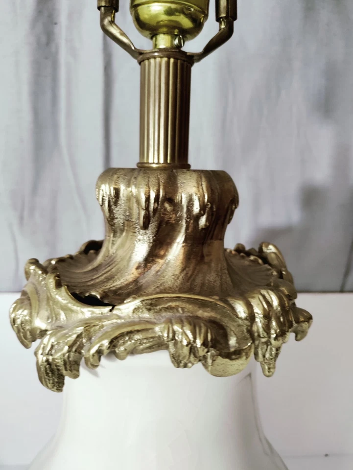 Chino - Urna esmaltada craquelada blanquecina montada como lámpara de mesa con base de latón... Foto 2 de 4