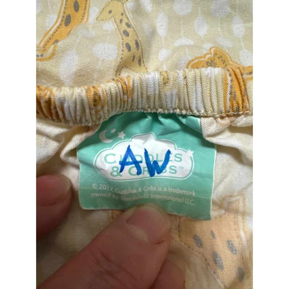 Sábana para cuna de bebé con estampado de jirafa de algodón orgánico Cuddles & Cribs Foto 3 de 4