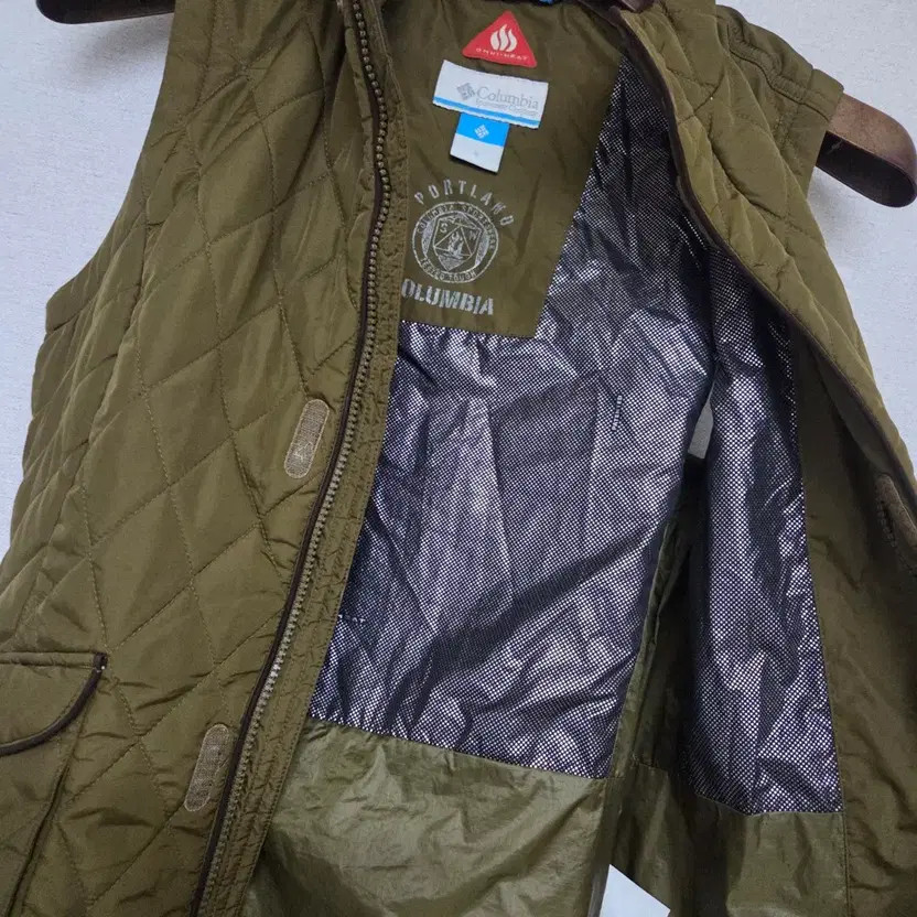 Columbia Women's Quilted Vest - Olive Khaki, Size 90, Pre-Owned thumbnail 7