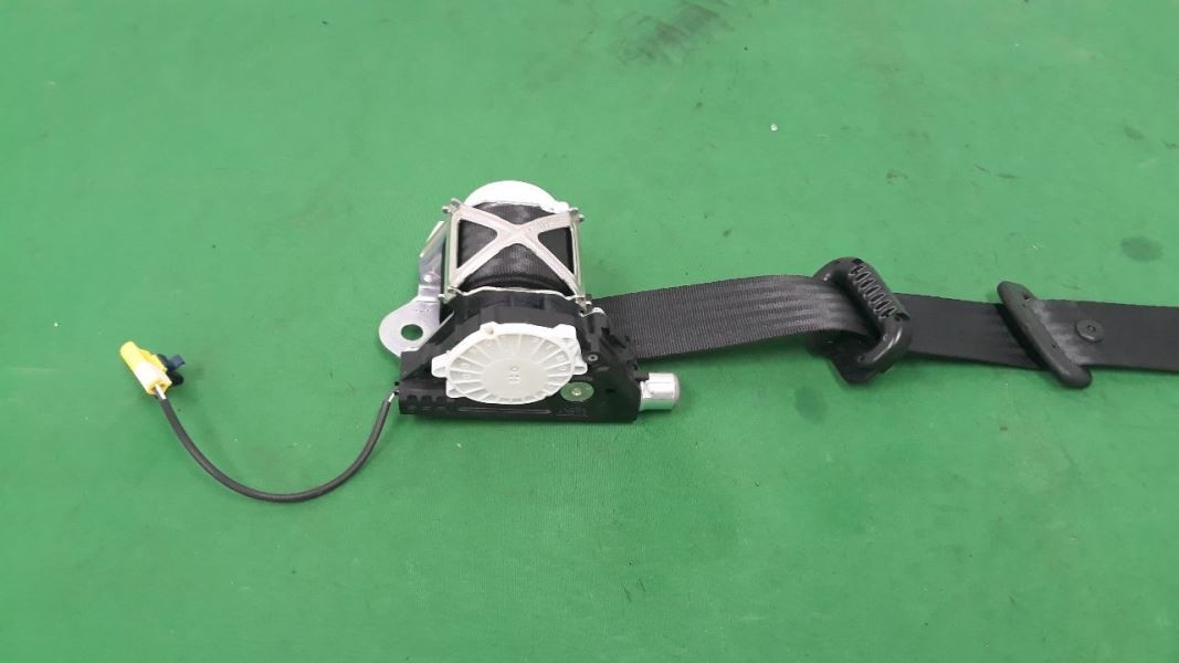 Maserati GranTurismo 2015-2015 Front Right Seat belt retractor