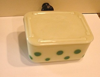 McKee Custard Uranium Glass 4x5 Greem Polka Dot Dish w/ Lid Excellent Condition