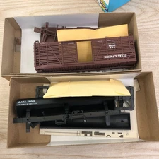 Athearn HO Scale GATX 42' Chemical Tank Car No. 78008 & 1773 T&P Stock Car Kits