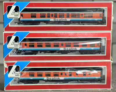 Schwader von 3 Lima Railways Mk1 Reisezugwagen in ''SEALINK'' Lackierung 305316, 307317 & 305318