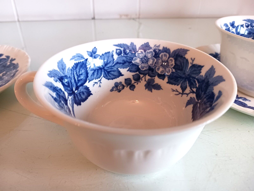 Pair Wedgwood of Etruria Barlaston Vtg Blue White Floral Cups & Saucers England - Picture 4 of 14