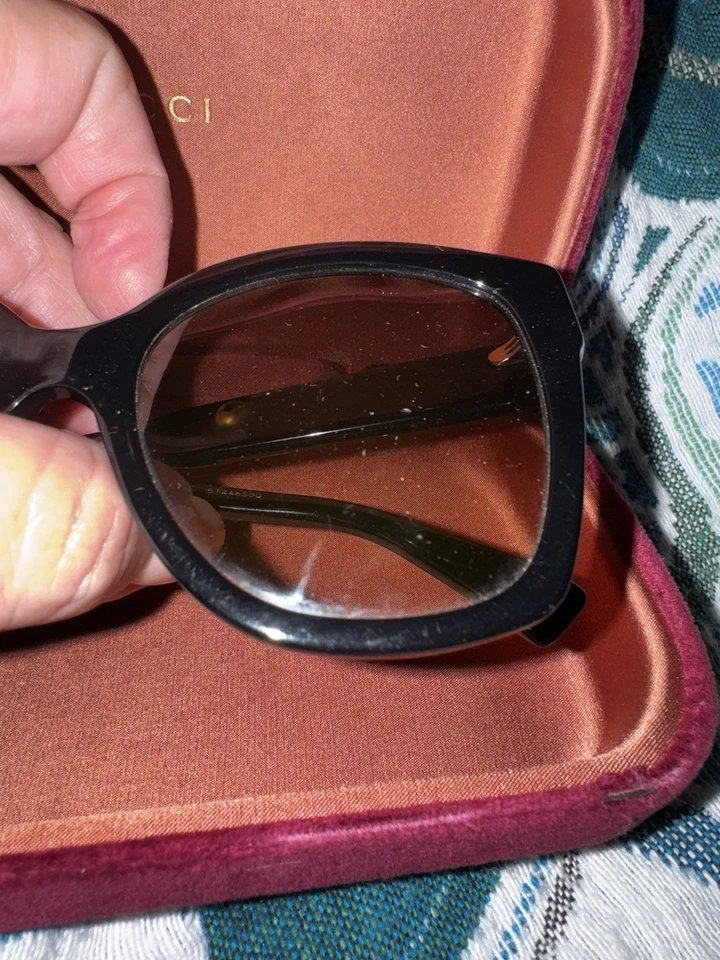 Auténticas gafas de sol Gucci para mujer estuche rígido magenta caras rojas, amarillas, verdes Foto 2 de 4