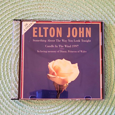 Elton John   CD Single 2 Titles Something About The Way You Look Tonight 1997