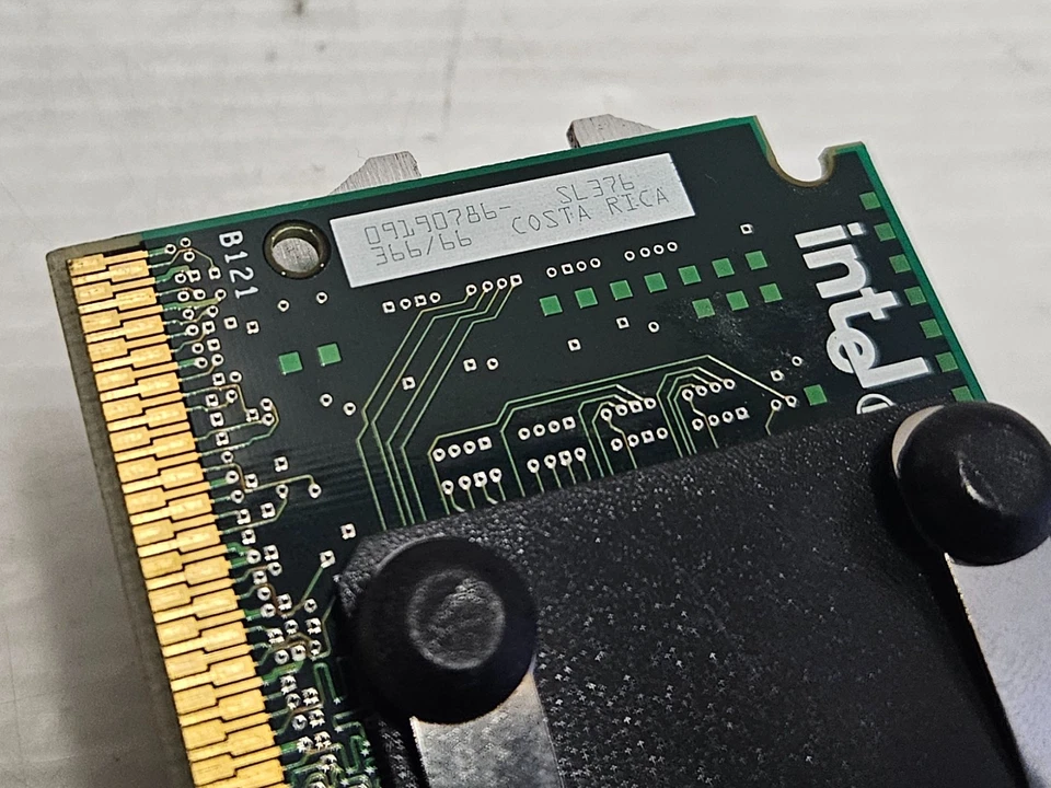 Intel Celeron 366MHz, Slot 1, SL376, 128KB Cache, FSB 66MHz, With Heatsink - Image 3 of 3