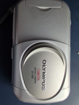 Vintage Olympus Camedia D-390 Digital Camera 2.0 MP Compact 4x Zoom Silver USB