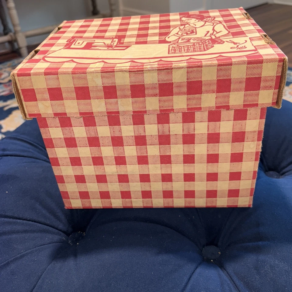 Caja de almacenamiento vintage de patrones de costura de cartón guinga roja excelente estado Foto 2 de 4