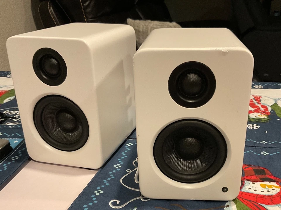 Kanto YU2 PC Gaming Desktop Speakers Built-in USB DAC -Pair White - Image 2 of 4