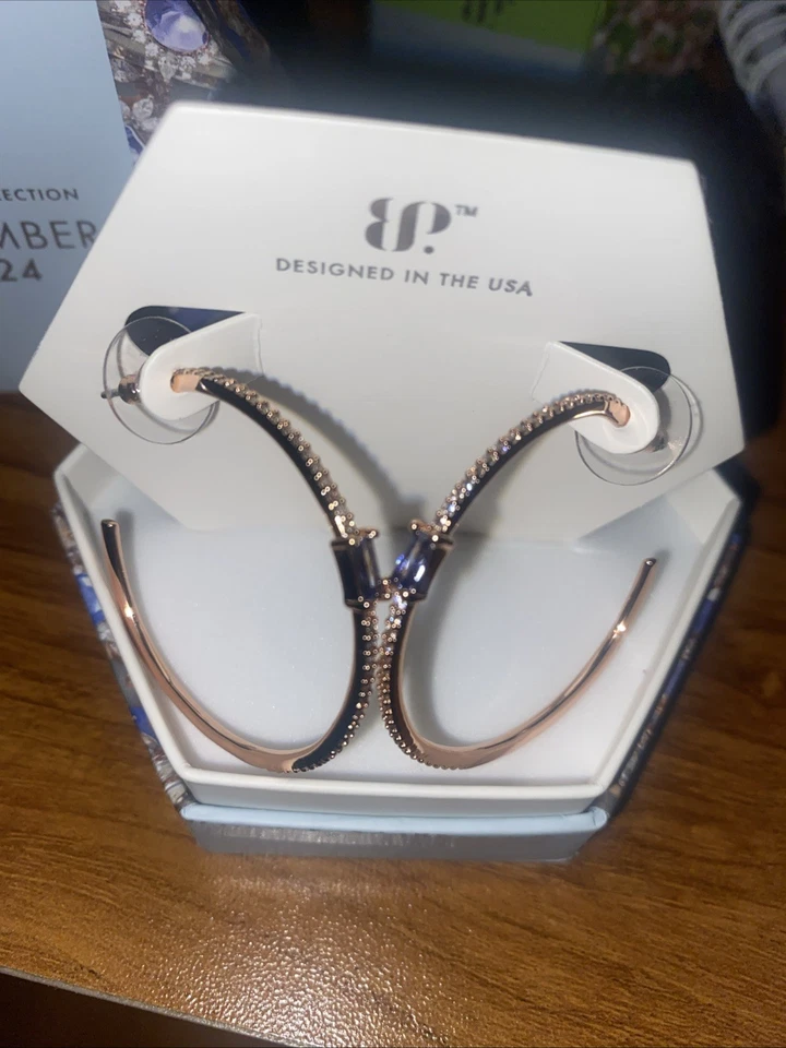 Pendientes Bomb Party Diciembre 2024 Detrás Y Elegante Tanzanita Ligera Sobre Oro Rosa  Foto 2 de 3