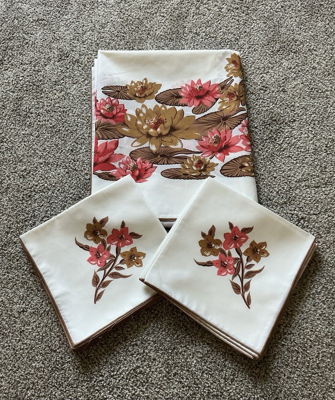 Water Lilly Tablecloth & 12 Napkins  57”X "95 Vallesusa Italian