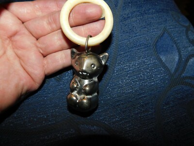 VINTAGE VERSILBERTER NIEDLICHER TEDDYBÄR RASSEL AUF CELLULOID RING