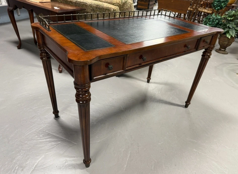 Gavetas de couro mogno Bassett escrivaninha secretária escritório pernas viradas - Imagem 4 de 4