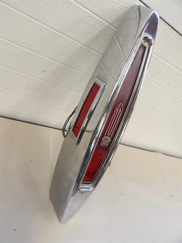 Cadillac Deville Fleetwood 1978-1979 luz trasera derecha y parachoques extremo carcasa cromada Foto 2 de 4