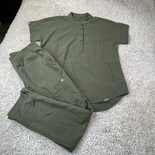 Figs Scrub Set Green. Manila Mandarin Collar Oversized Top. HW Yola pants. Med
