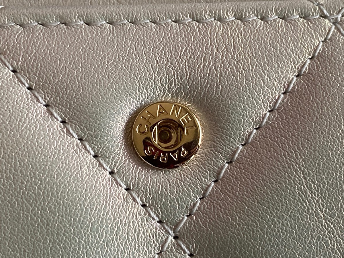 NIB 100%AUTH Chanel 21P White Iridescent Leather Snap