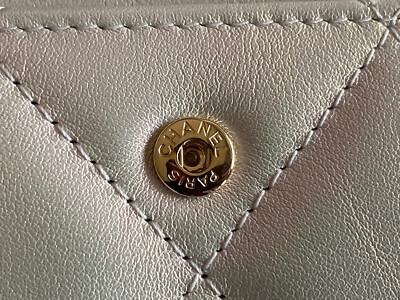 NIB 100%AUTH Chanel 21P White Iridescent Leather Snap