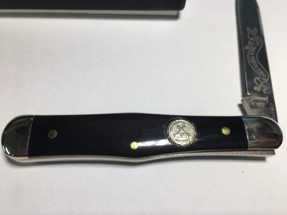 Cuchillo juvenil Queen Steel #56 2005 NKCA Buffalo Horn 1 de 400 Foto 2 de 4