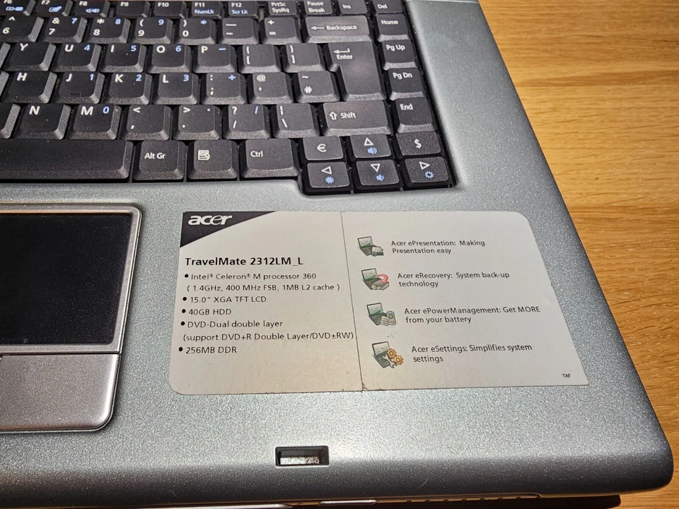 15" Acer TravelMate 2312LM_L Celeron 1.4GHz 256MB 40GB Windows XP Vintage Laptop - Image 3 of 4