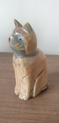 Handgeschnitzte sitzende Katze Figur Büffelhorn. Blaue Augen.
