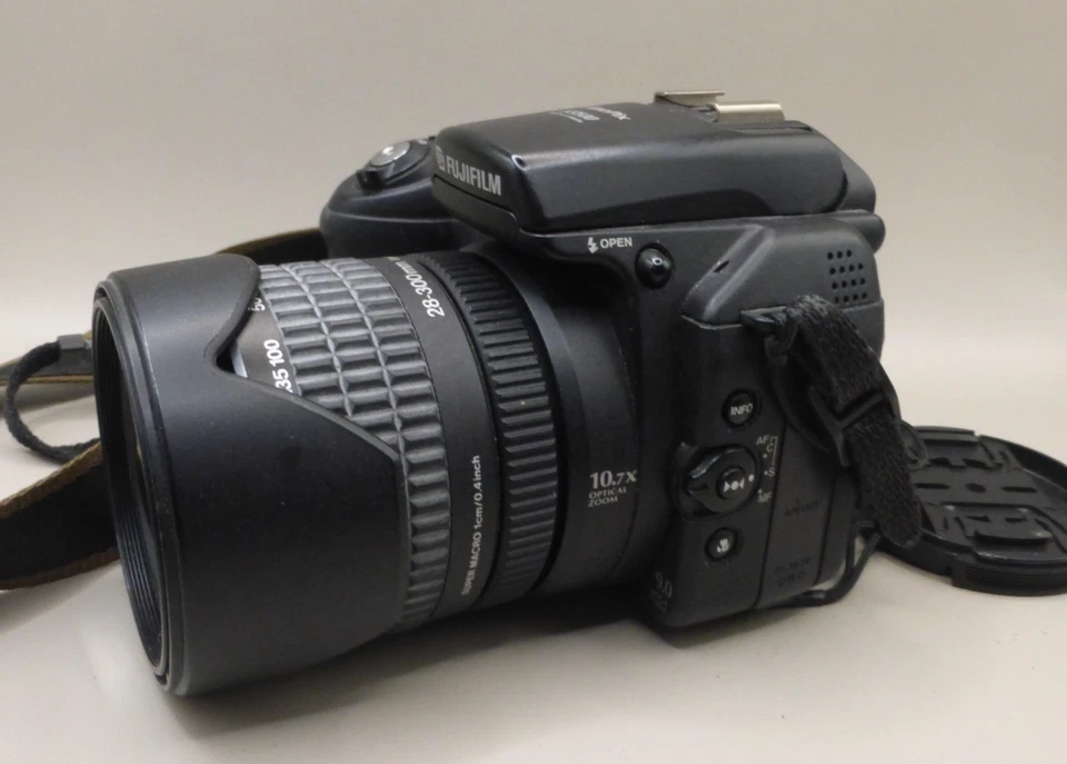 Fujifilm FinePix S Series S9500 9.0MP Digital Camera - 28-300mm lens - Image 4 of 4