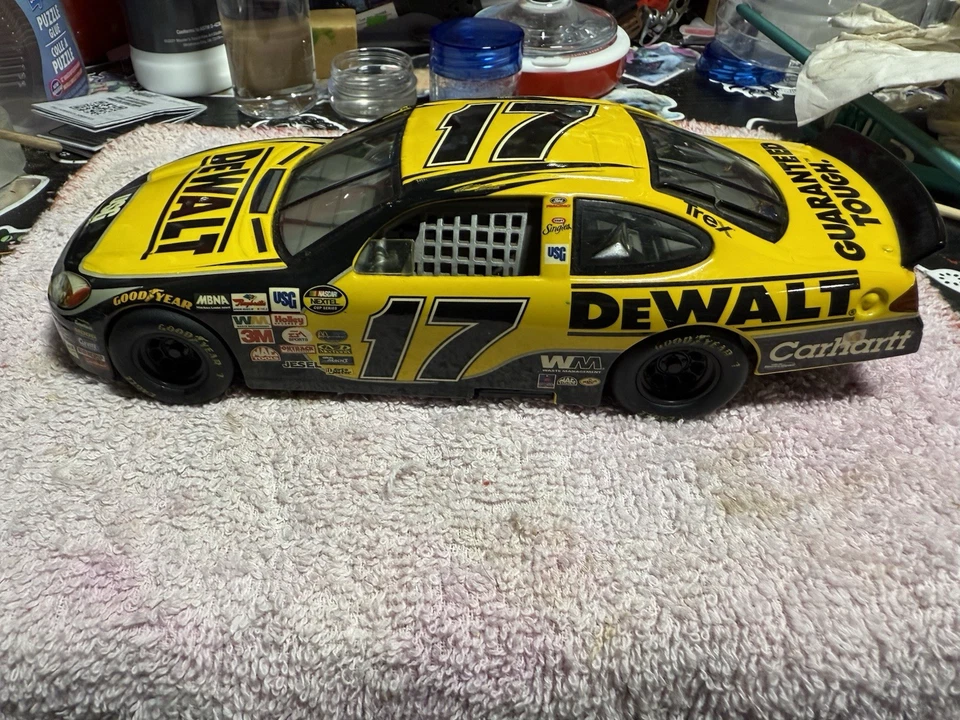 Coche fundido a presión DeWalt 2005 número 17 Matt Kenseth Team Caliber NASCAR diecast 1:24 Foto 4 de 4